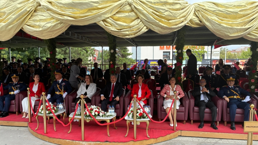 Eskişehir’de 30 Ağustos coşkusu: Protokol vatandaşları selamladı